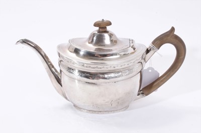 Lot 397 - George III silver teapot