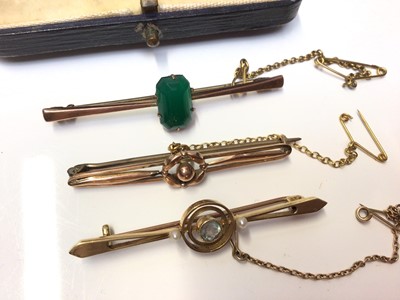 Lot 52 - Victorian 15ct gold bar brooch, two other 9ct gold bar brooches, 9ct gold ring and two other brooches