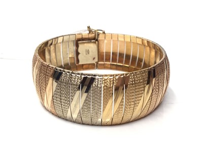Lot 77 - Three colour gold (stamped 750) articulated cuff bracelet