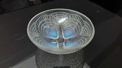 Lot 1006 - Rene Lalique Coquilles pattern opalescent glass bowl, signed on base, 12.5cm diameter