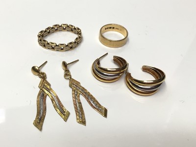 Lot 79 - 18ct gold wedding ring, 18ct gold chain link ring and two pairs 18ct three colour gold earrings