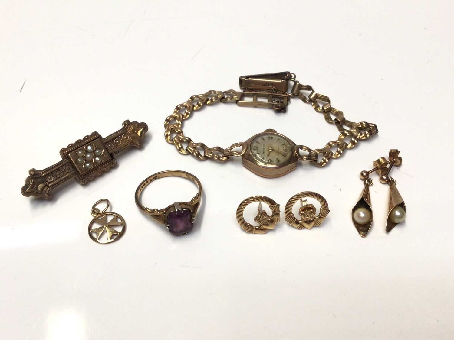 Lot 80 - Group 9ct gold jewellery, vintage gold wristwatch and pair Irish 14ct gold earrings