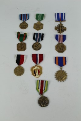 Lot 744 - Collection of ten various American First / Second World and other medals to include Distinguished Flying Cross and Berlin Airlift medal, some replicas noted (10 medals).