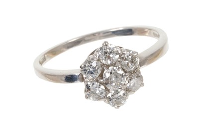 Lot 554 - Diamond cluster ring