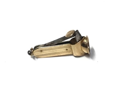 Lot 149 - 1930s 9ct gold cigar cutter