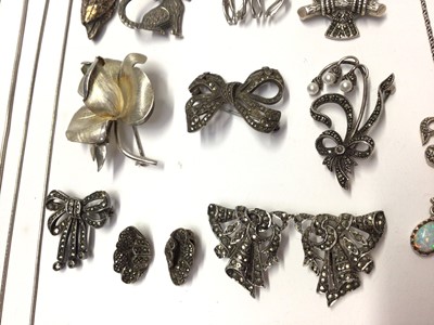 Lot 95 - Group silver marcasite jewellery, silver brooches and chains
