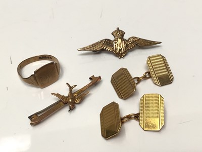 Lot 112 - Group 9ct gold jewellery to include RAF sweetheart brooch