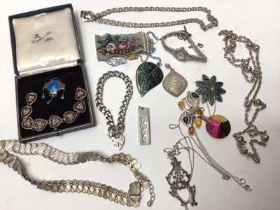Lot 121 - Vintage costume and silver jewellery
