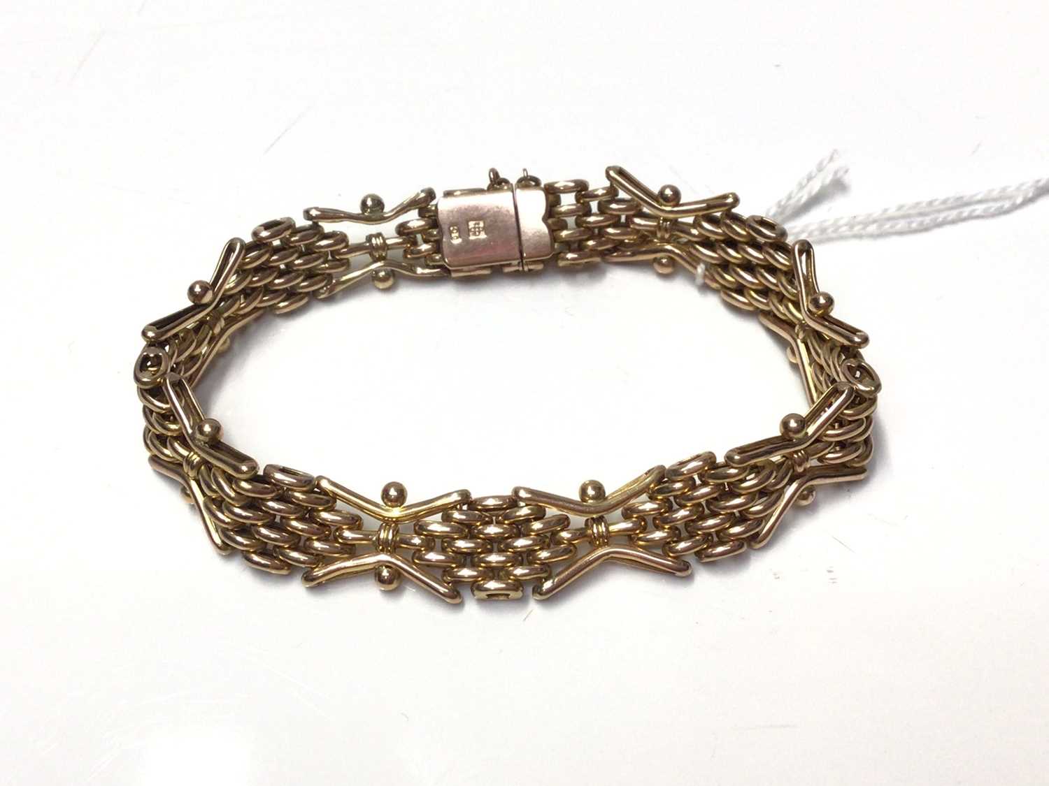Lot 151 - 9ct gold gate bracelet with articulated fancy links