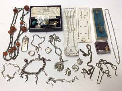 Lot 140 - Group of silver jewellery
