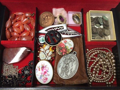 Lot 168 - Jewellery box containing silver and costume jewellery