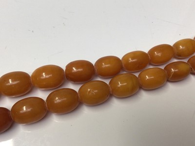 Lot 171 - Vintage amber necklace with a string of graduated butterscotch amber beads