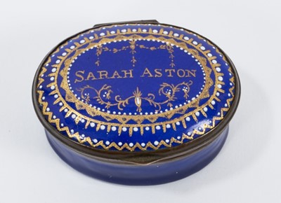 Lot 141 - A South Staffordshire enamel patch box, inscribed in gilt ‘Sarah Aston’, circa 1800