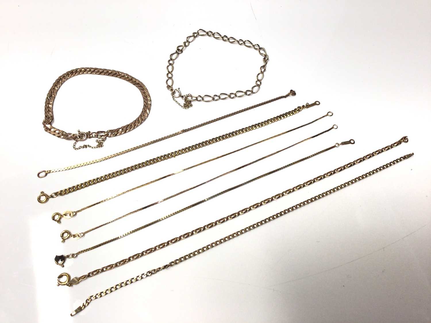 Lot 176 - Nine 9ct gold curb link, serpentine link etc bracelets