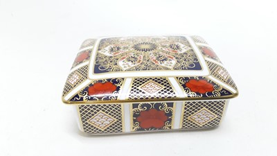 Lot 1218 - Royal Crown Derby Imari trinket box and cover, pattern no 1128