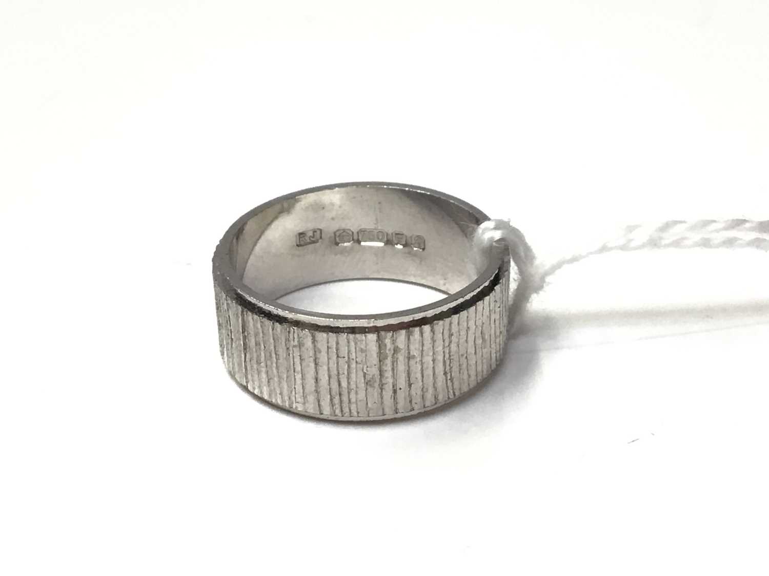 Lot 186 - 1970s 18ct white gold wedding ring with textured line decoartion to the band