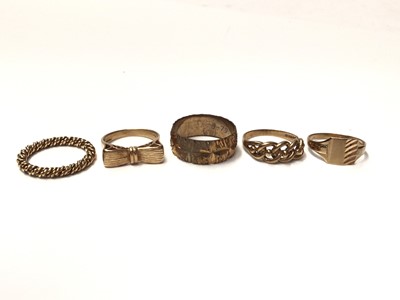 Lot 190 - Three 9ct gold rings, yellow metal twisted band ring and one other (5)
