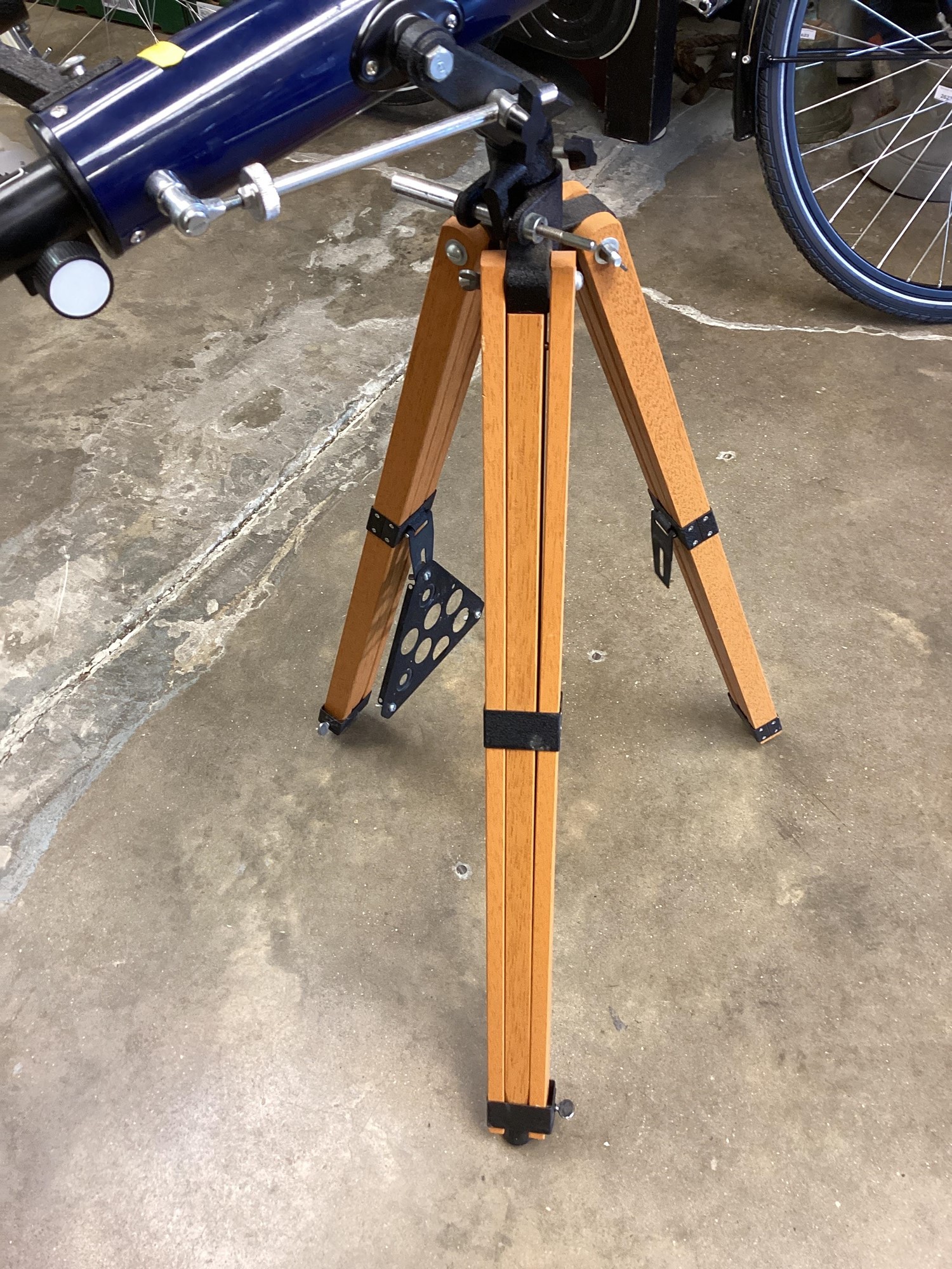 Lot 2595 Astral 400 telescope on tripod stand