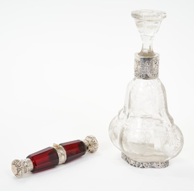 Lot 356 - Victorian double ended scent bottle and a silver mounted glass scent bottle