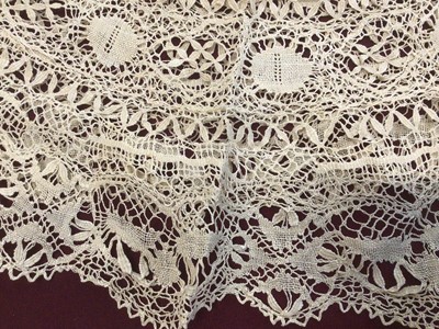 Lot 2088 - Box of lace including bobbin lace large fall cap, Maltese lace lengths and other items, bobbin lace wide collar and lenght, decorated net lace plus some lace table linens.