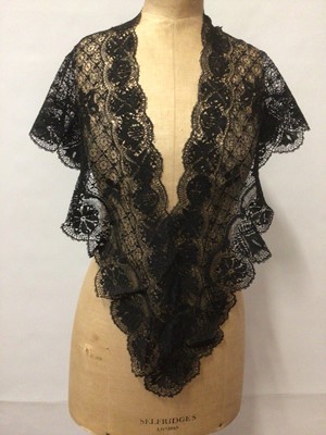 Lot 2088 - Box of lace including bobbin lace large fall cap, Maltese lace lengths and other items, bobbin lace wide collar and lenght, decorated net lace plus some lace table linens.