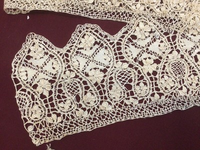 Lot 2088 - Box of lace including bobbin lace large fall cap, Maltese lace lengths and other items, bobbin lace wide collar and lenght, decorated net lace plus some lace table linens.