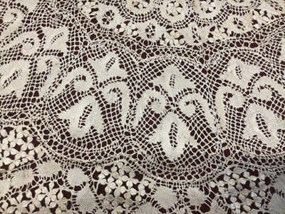 Lot 2088 - Box of lace including bobbin lace large fall cap, Maltese lace lengths and other items, bobbin lace wide collar and lenght, decorated net lace plus some lace table linens.