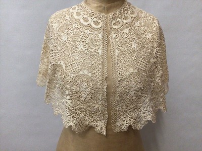 Lot 2088 - Box of lace including bobbin lace large fall cap, Maltese lace lengths and other items, bobbin lace wide collar and lenght, decorated net lace plus some lace table linens.