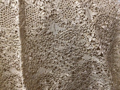 Lot 2088 - Box of lace including bobbin lace large fall cap, Maltese lace lengths and other items, bobbin lace wide collar and lenght, decorated net lace plus some lace table linens.