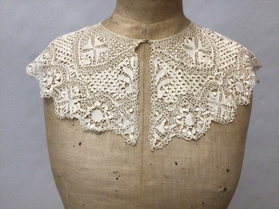 Lot 2088 - Box of lace including bobbin lace large fall cap, Maltese lace lengths and other items, bobbin lace wide collar and lenght, decorated net lace plus some lace table linens.