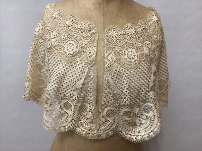 Lot 2088 - Box of lace including bobbin lace large fall cap, Maltese lace lengths and other items, bobbin lace wide collar and lenght, decorated net lace plus some lace table linens.