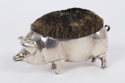 Lot 239 - Early 20th century novelty pen wipe in the form of a Pig, (London, date letter rubbed), maker Goldsmiths & Silversmiths Company Ltd, 8.5cm in length
