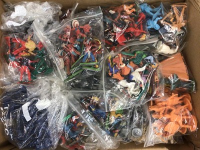 Lot 1960 - Selection of plastic Wild West models and figures including Cowboys, Indians, Confederate & Union Army, both on foot and horseback (Qty)