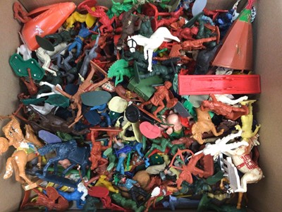 Lot 1960 - Selection of plastic Wild West models and figures including Cowboys, Indians, Confederate & Union Army, both on foot and horseback (Qty)