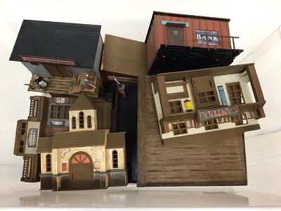 Lot 1960 - Selection of plastic Wild West models and figures including Cowboys, Indians, Confederate & Union Army, both on foot and horseback (Qty)