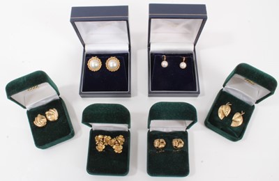 Lot 521 - Six pairs of 9ct gold earrings various