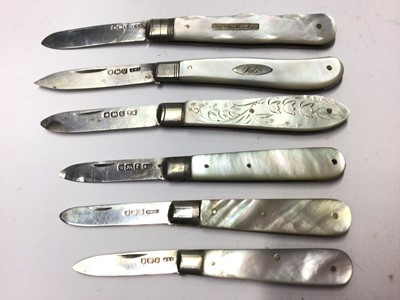 Lot 139 - Edwardian silver and mother of pearl fruit knife, (Sheffield 1909), together with five other silver and mother of pearl fruit knives, various dates and makers (6)