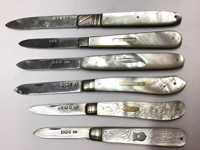 Lot 290 - Edwardian silver and mother of pearl fruit knife, (Sheffield 1901), together with five other silver and mother of pearl fruit knives, various dates and makers (6)
