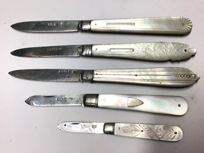 Lot 291 - George V silver and mother of pearl fruit knife, (Sheffield 1927), together with four other silver and mother of pearl fruit knives, various dates and makers (5)