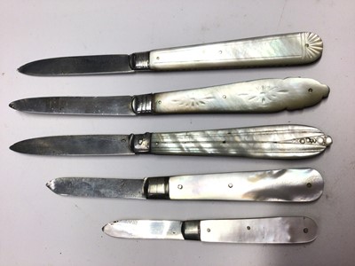 Lot 291 - George V silver and mother of pearl fruit knife, (Sheffield 1927), together with four other silver and mother of pearl fruit knives, various dates and makers (5)