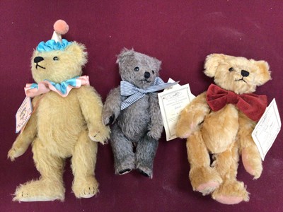 Lot 1986 - Bears including Deans Dick and Ernie, Claude by Scallywagz, Redabear by Bearability plus one other.