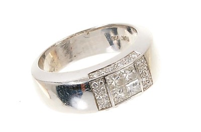 Lot 510 - 18ct white gold and diamond ring