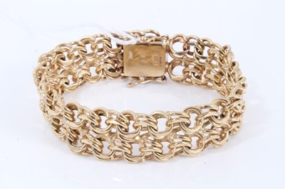 Lot 626 - 9ct gold bracelet with a double row of entwined chain links, 19cm.