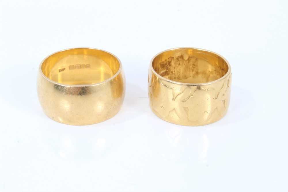 Lot 627 - Two 22ct gold wedding rings