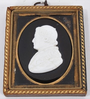 Lot 862 - 19th century carved glass cameo of a papal figure