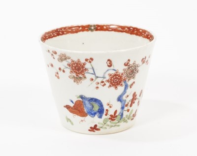 Lot 9 - A Worcester Kakiemon beaker, circa 1770, of tapered form, painted with the Two Quail pattern, unusual gold crescent mark to base, 5.25cm high