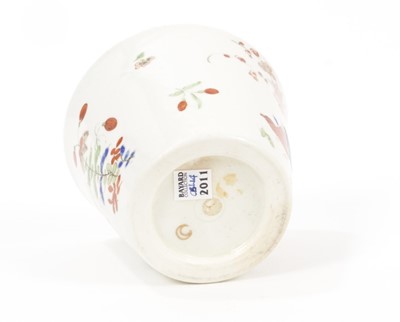 Lot 9 - A Worcester Kakiemon beaker, circa 1770, of tapered form, painted with the Two Quail pattern, unusual gold crescent mark to base, 5.25cm high