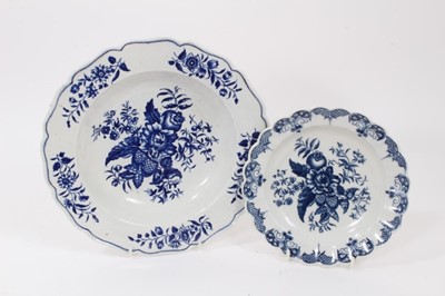 Lot 33 - A large Worcester blue and white Pinecone pattern dish, with scalloped rim, crescent mark to base, 25cm diameter