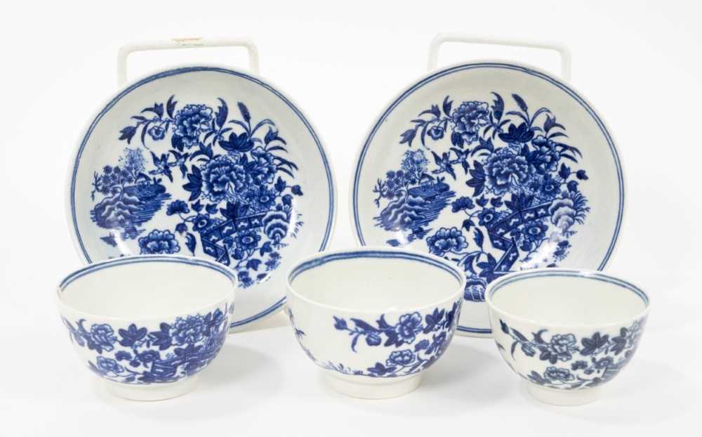 Lot 84 - Two sets of Worcester blue and white Fence pattern tea bowls and saucers, circa 1775, and another similar tea bowl (5)