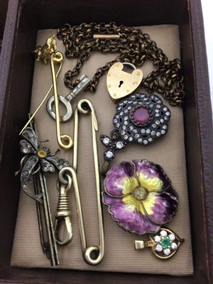 Lot 13 - Jewellery box containing vintage costume jewellery